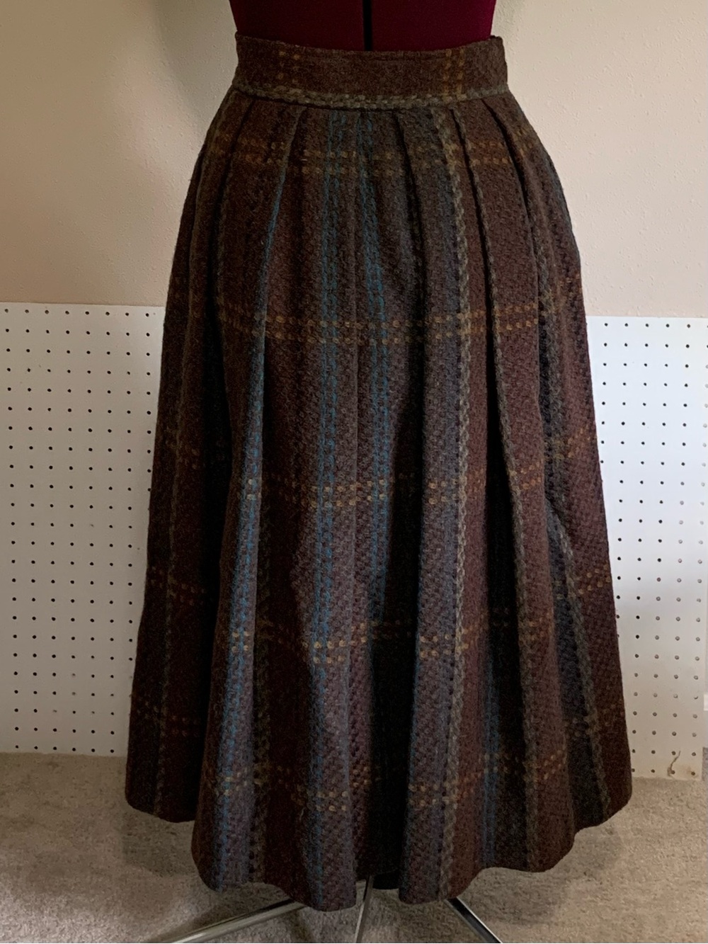Button-Front Midi Skirt in Brown Plaid - Picture 6 of 12